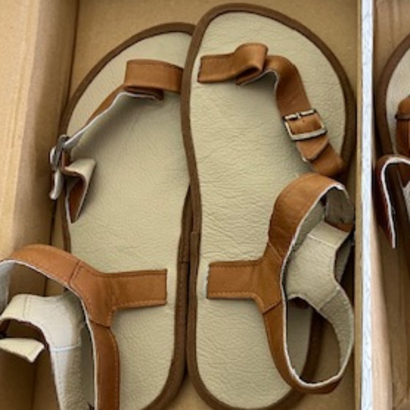 TadeEvo Sandals NIB - Picture 1 of 4